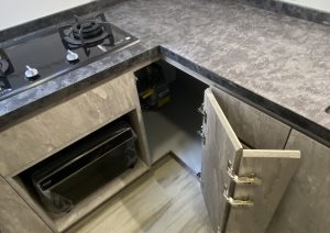 地櫃轉角位摺門